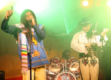 Twinkle Brothers i Trebunie Tutki podczas "Reggae na Piaskach" Twinkle Brothers i Trebunie Tutki podczas "Reggae na Piaskach"