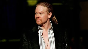 Axl Rose zgrywa rockowego macho? - fot. Scott Gries
