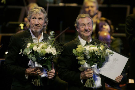 Roger Waters i Nick Mason podczas ceremonii w Sztokholmie