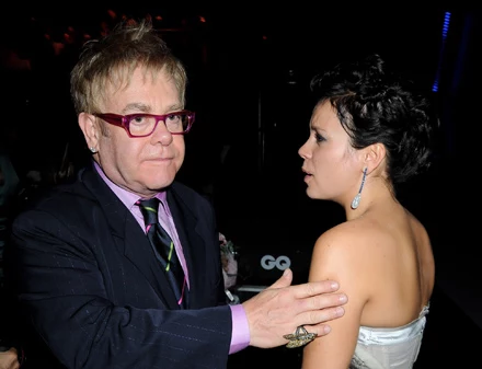 Elton John i Lily Alllen podczas rozdania nagród magazynu "GQ" fot. Dave M. Benett Elton John i Lily Alllen podczas rozdania nagród magazynu "GQ" fot. Dave M. Benett
