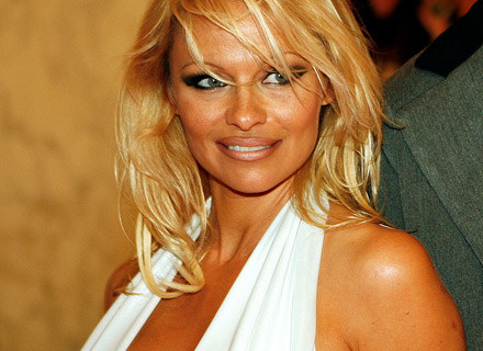 Pamela Anderson często pokazuje się w bieli