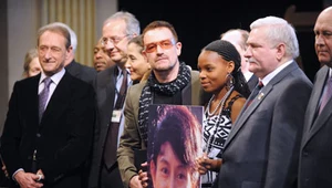 Bono, laureatka International Children's Peace Prize 2007 Tandiwe Chama i Lech Wałęsa podczas gali