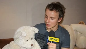 Piotr Kupicha podczas nagrywania "Hymnu Pocztówki do Świętego Mikołaja"