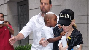 Madonna z adoptowanym synkiem Davidem Bandą opuszcza Kabbalah Centre - fot. Arnaldo Magnani