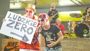 Konjo na planie teledysku obok Wojtka Łuszczykiewicza