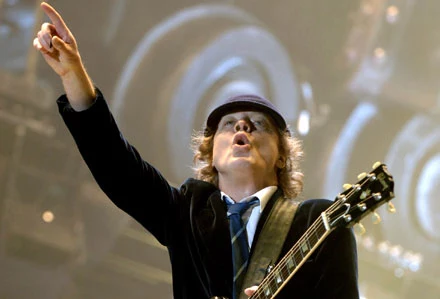 Angus Young  (AC/DC): "Postój TAXI? W tamtą stronę..." fot. Tim Mosenfelder