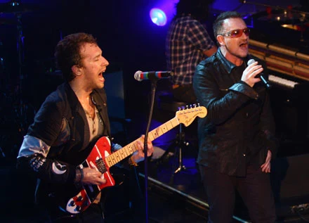 Chris Martin i Bono fot. Andrew Willsher