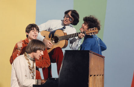 The Monkees w latach 60. (Pete Tork przy pianinie) fot. Michael Ochs Archives