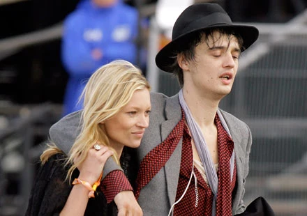 Kate Moss w objęciach Pete'a Doherty'ego fot. Matt Cardy