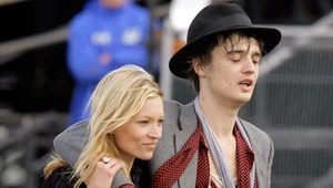 Kate Moss w objęciach Pete'a Doherty'ego fot. Matt Cardy