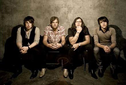 Kings Of Leon (Caleb Followill drugi z lewej)