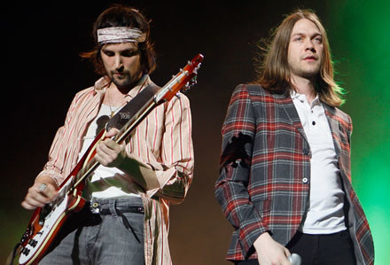 Serge Pizzorno i Tom Meighan (Kasabian) fot. Jo Hale