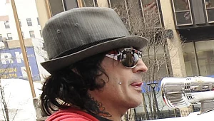 Tommy Lee (Mötley Crüe) szuka "króliczków"?
