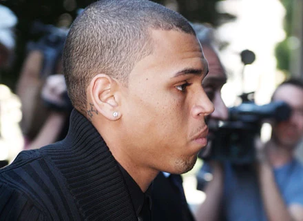 Chris Brown tuż przed wejściem na rozprawę - fot. Frederick M. Brown Chris Brown tuż przed wejściem na rozprawę - fot. Frederick M. Brown