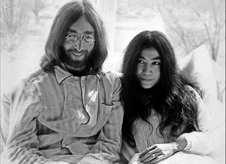 John Lennon i Yoko Ono podczas "łóżkowego protestu" w Amsterdamie