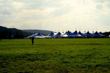 Festiwalowe namioty na krakowskich Błoniach