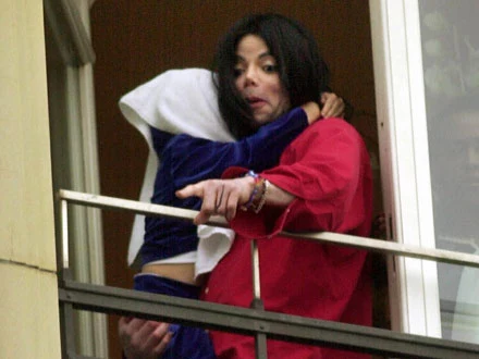 Michael Jackson z dzieckiem Michael Jackson z dzieckiem