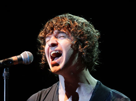 Naelektryzowany Luke Pritchard (The Kooks) fot. Jonathan Wood