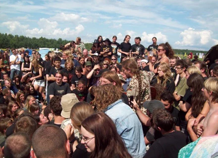Członkowie Huntera zagrali akustyczny koncert na polu namiotowym Członkowie Huntera zagrali akustyczny koncert na polu namiotowym