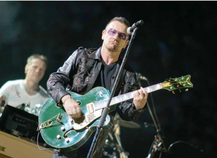 Bono podczas koncertu w Chorzowie
