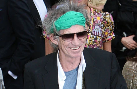 Keith Richards w koszulce żony (na głowie) fot. Cate Gillon