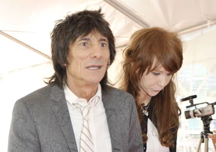 Ronnie Wood z dziewczyną fot. Jamie Sabau