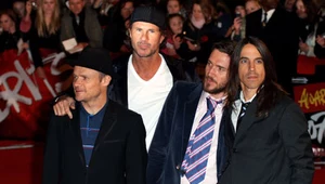 Red Hot Chili Peppers (Chad Smith drugi z lewej) fot. Gareth Cattermole