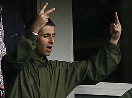 Liam Gallagher "pozdrawia" brata