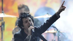 Billie Joe Armstrong (Green Day) pokazuje kto był numerem 1 - fot. Kevork Djansezian