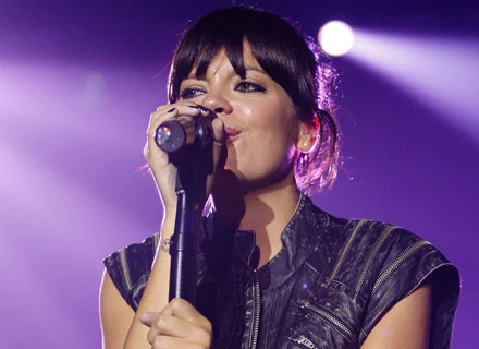 Lily Allen dodawała sobie odwagi cydrem - fot. Brendon Thorne