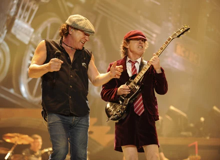 Brian Johnson i Angus Young (AC/DC) - fot. Kevin Mazur