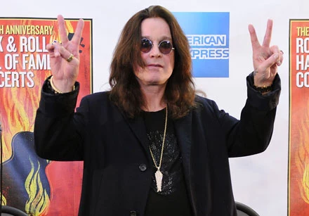 Ozzy w płaszczu żony? fot. Bryan Bedder