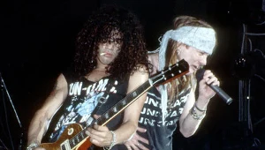 Slash i Axl Roses w czasach, gdy jeszcze potrafili stanąć obok siebie - fot. Michael Ochs Archives