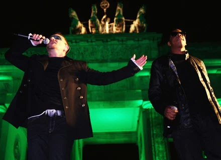 Bono i Jay-Z pod Bramą Brandenburską w Berlinie - fot. Sean Gallup Bono i Jay-Z pod Bramą Brandenburską w Berlinie - fot. Sean Gallup