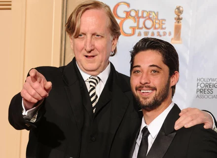 Triumfujący T-Bone Burnett i Ryan Bingham - fot. Kevin Winter