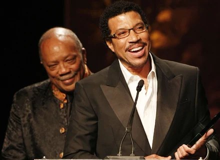 Quincy Jones (w tle) i Lionel Richie znów nagrywają "We Are The World" - fot. Kevin Winter