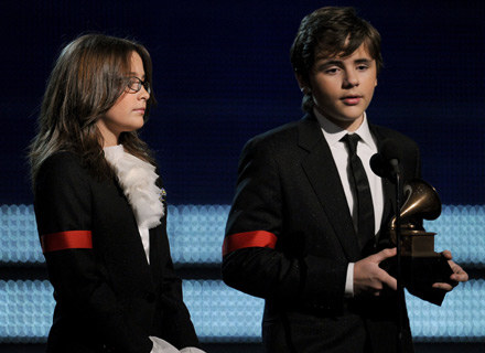 Paris i Prince Michael Jackson z nagordą Grammy dla swojego ojca - fot. Kevin Winter