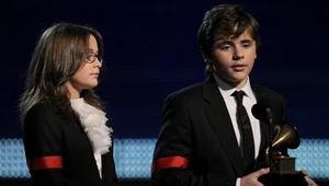 Paris i Prince Michael Jackson z nagordą Grammy dla swojego ojca - fot. Kevin Winter