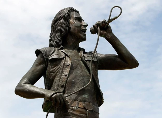 Bon Scott z brązu na cmentarzu Fremantle w Perth - fot. Paul Kane