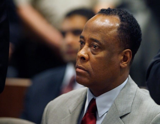 Conrad Murray, zamiast reanimować Michaela Jacksona, ukrywał narkotyki fot. Pool