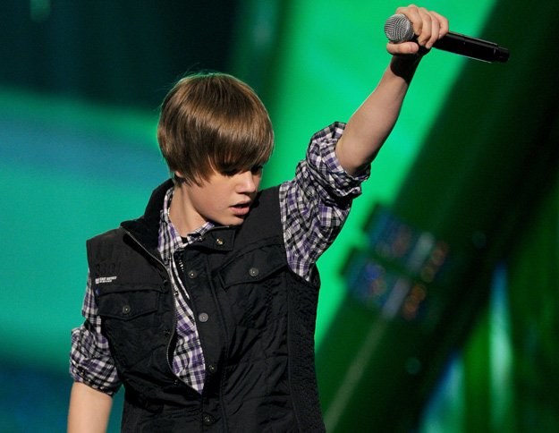 Justin Bieber triumfuje - fot. Kevin Winter