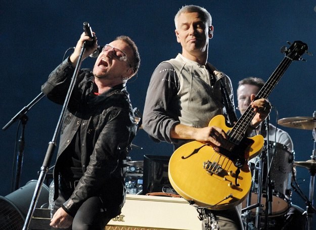 Bono i Adam Clayton (U2) na scenie Pasadena Rose Bowl - fot. Kevin Winter