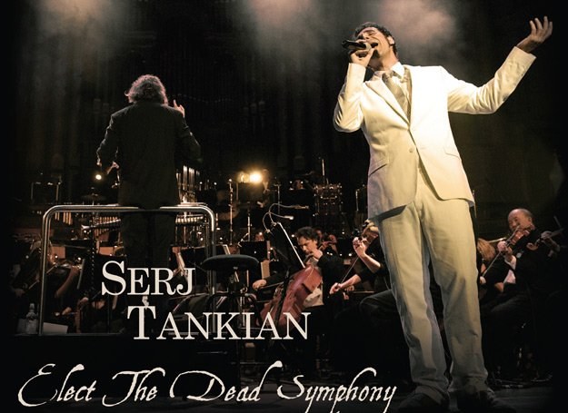 Serj Tankian we fraku: Elegancki i nudny