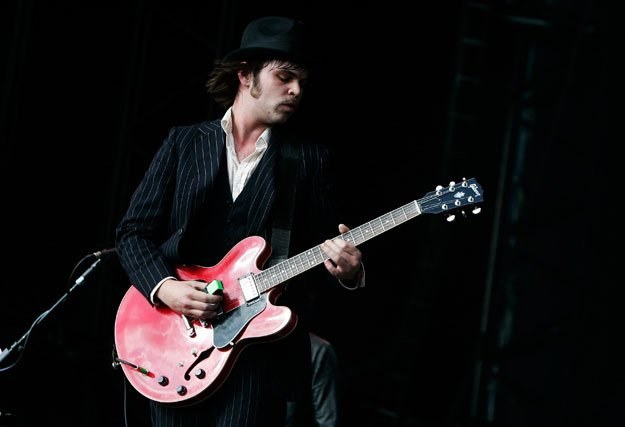 Gaz Coombes (Supergrass) i jego słynne "pekaesy" fot. Simone Joyner