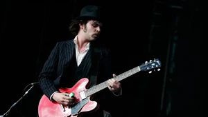 Gaz Coombes (Supergrass) i jego słynne "pekaesy" fot. Simone Joyner