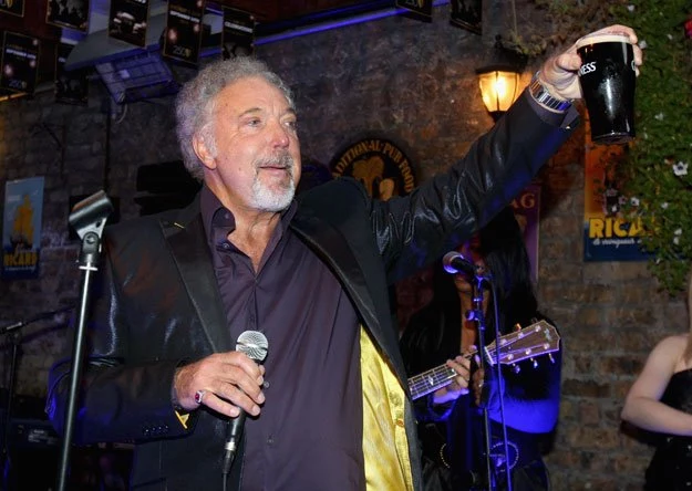 Tom Jones: Toast na cześć władz Fochriw? fot. Chris Jackson Tom Jones: Toast na cześć władz Fochriw? fot. Chris Jackson