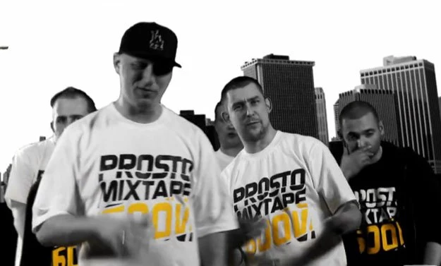 Hiphopowcy w klipie "I żeby było normalnie" Hiphopowcy w klipie "I żeby było normalnie"