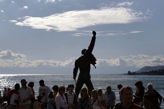 Statua przedstawiająca Freddiego Mercury'ego nad Jeziorem Genewskim w Montreux