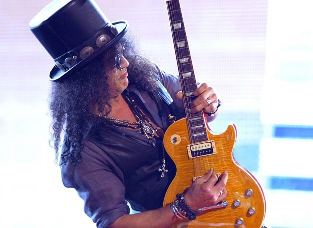 Slash w akcji: cylinder, kręcone loki, ciemne okulary i Gibson Les Paul w rękach - fot. Kevin Winter