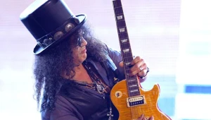 Slash w akcji: cylinder, kręcone loki, ciemne okulary i Gibson Les Paul w rękach - fot. Kevin Winter